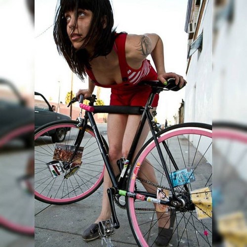 dfitzger: by @fixiegirls: Repost: @biciflow Friday Fixie Girl! #fixie #fixieporn #fixiegirl #chicafi