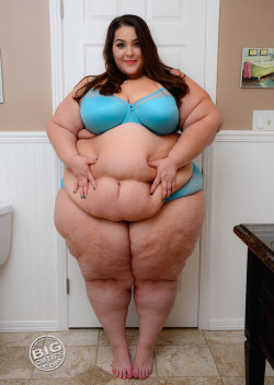 irvingsbbws:  bigcutieboberry:  Here’s a sneak peek of my newest set, available now at BoBerry.BigCuties.Com!  Big sexy curves!  I want