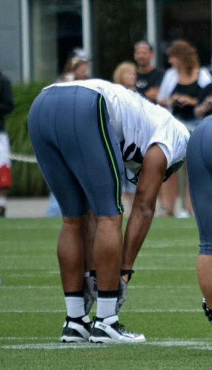 jockedjock:Love those Seahawks! Are we ready for some FOOOTBALLLL?!  These guys are getting ready.