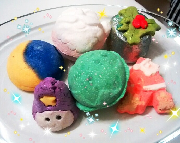 pastelmoonbeams:  my Lush stash, all ready for Christmas! 🎄 &amp; my bathroom
