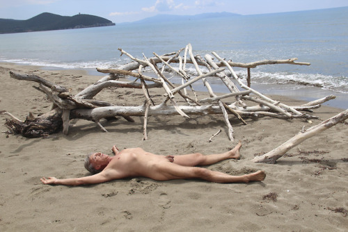 naturist-photography:Sand and sea