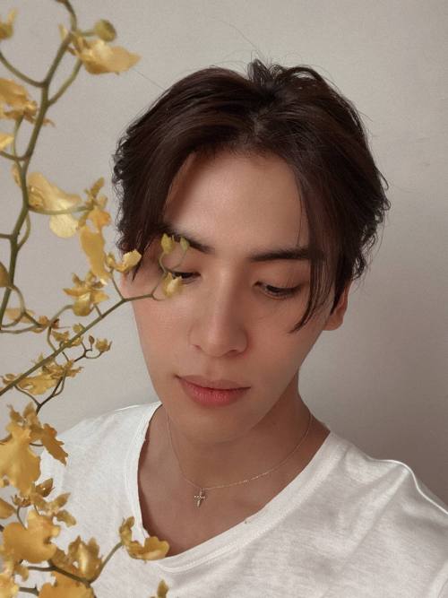 (220210) Taeyang’s fancafe updateTitle: 목요일 이시간 참 지루하지?내가 오글거리게 해줄게.꽃 샀어 맘에 들어?사진 보고 화내기 
