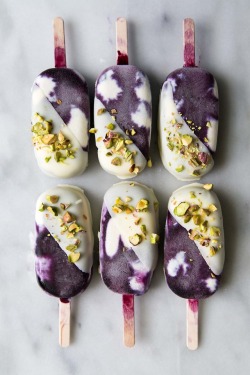 bimbo-in-training: littlecalamityjane:    White Chocolate Blueberry Ice Cream Bars with Chopped Pistachios    Mmmm 