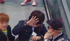 chwannie:  b1a4 at the airport. 