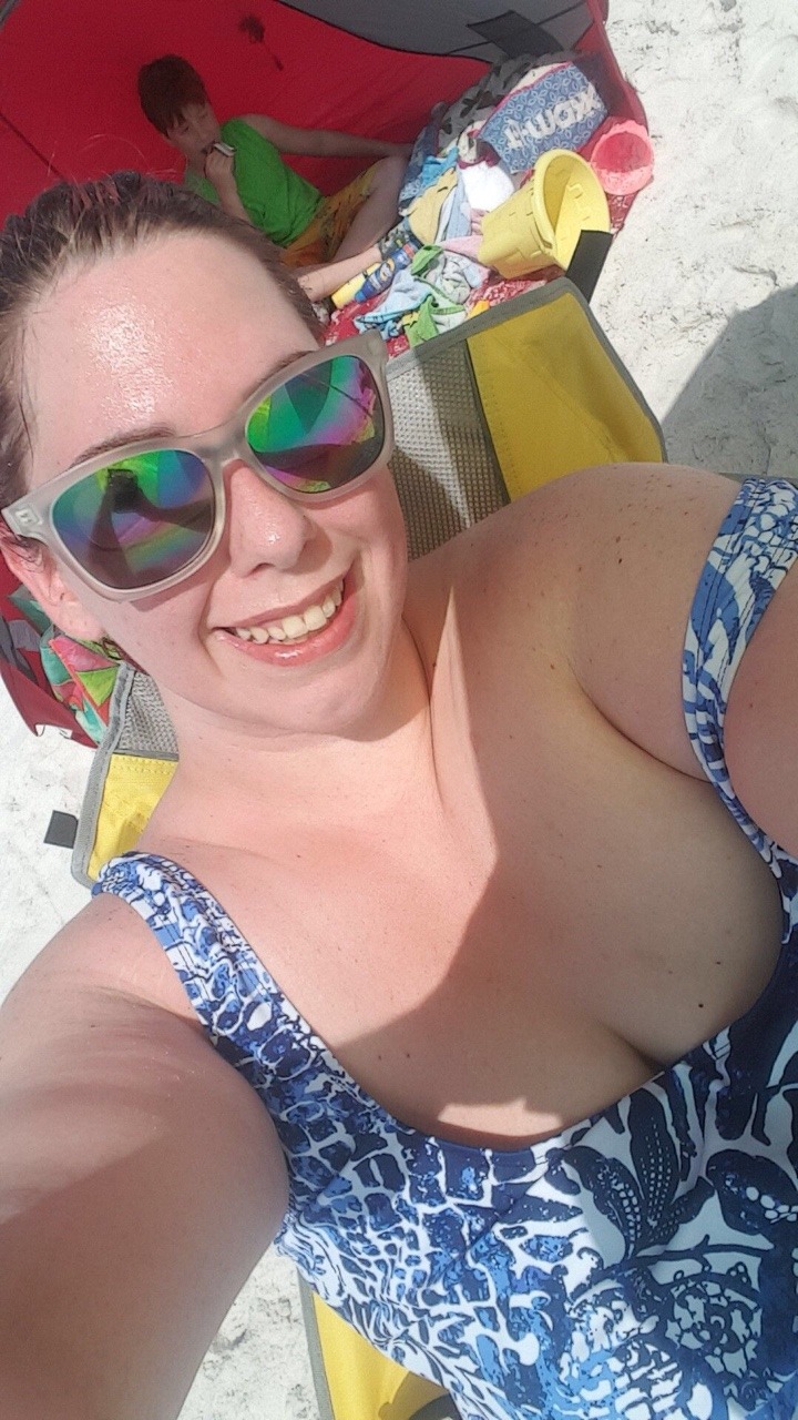 ssbbw-hazelxo:  When you’re on the beach and your tan makes you look like a total