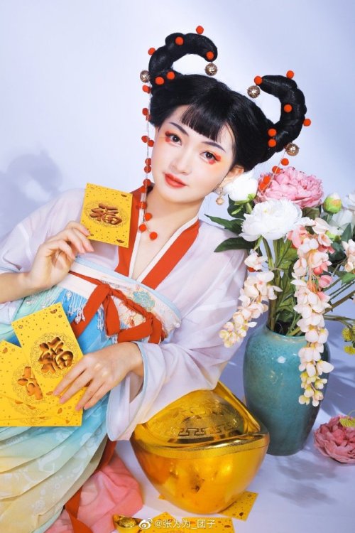 hanfugallery:chinese hanfu in spring festival vibe by 芸豆豆嗳 and 张为为_团子 Because it&rsquo;s the year of