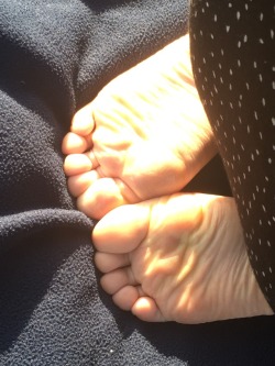 youngstersoles: i took this candid shot of my cousins soles while she was trying to find her phone… she has absolutely the softest feet i know. not the best quality because i tried to take it quick. enjoy!  It’s good enough❤️ thank you:)