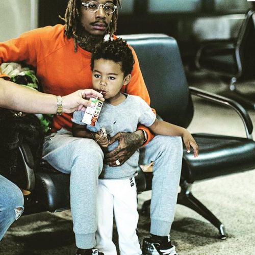 stillwatersrunningg:  labellabrianna:  everythingyntk:  Wiz and Bash   He don’t own a car??  They’re most definitely in an airport lol