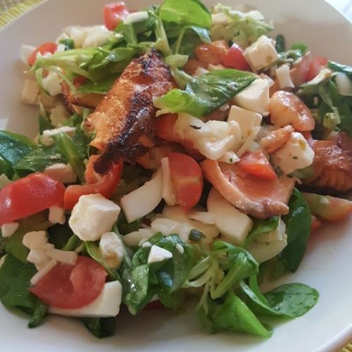 Friday Is Lachs-Day #lachs #barbecue #bbq #feldsalat #gemse #feta #geilo #lecker #easy #schlemmer #sunny