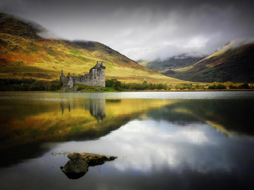 destroyed-and-abandoned:  Kilchurn castle, Loch Awe, Scotland. Photo by Kenny Barker. . 