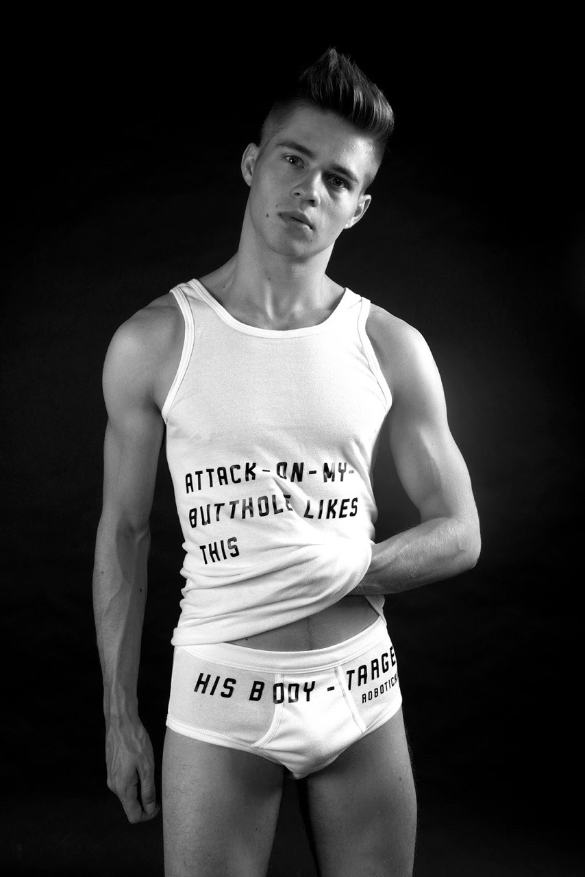 fuckyoustevenpena:He’s NAKED! Check out uncut model Jeroen Kerkhof nude. Nudes