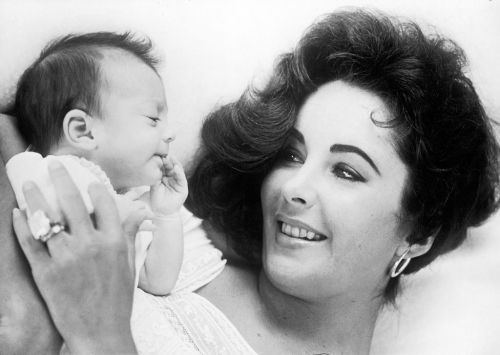 foxybelka:  Elizabeth Taylor with daughter Liza , 1957