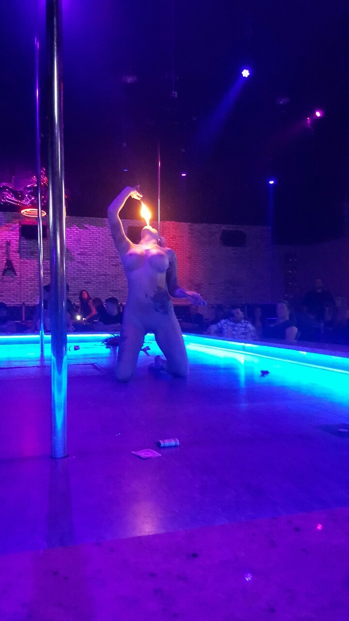 stephanie-mason-my-hotwife:  So this chick, on top of swallowing swords, was getting