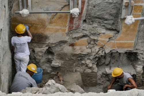 foxpapa:Scoperte nuove iscrizioni a Pompei, negli scavi alla Regio V Una è forse legata alla famigli