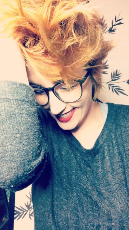 I dyed my hair.  Here are my dumb selfies =]