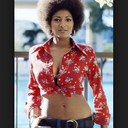 vdozen:  #WCW Pam Grier, need I say more…that