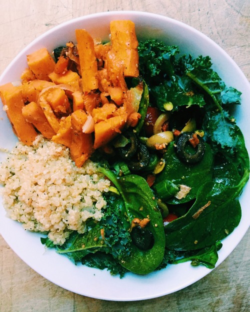 frankiebeanhealthnut: dinner: kale spinach salad, onion garlic quinoa & sweet potato fries.