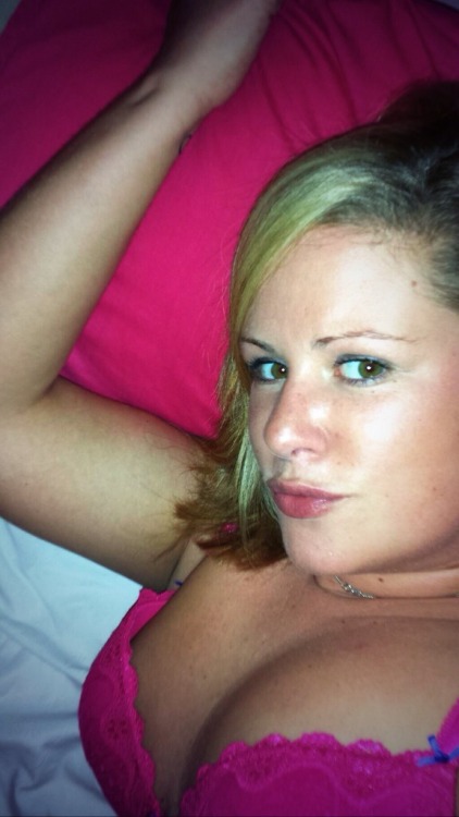 wigancouple:Reblog if you would give her a good seeing to! I would, she’s fit.