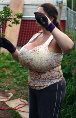 lukecage777:  ultrabigballoons:  love looking at a huge bust like this that is top heavy the bigger the best,xxxxx  Mammoth milk cannons OMG  MOM GOT HOT SLUTTY TITS