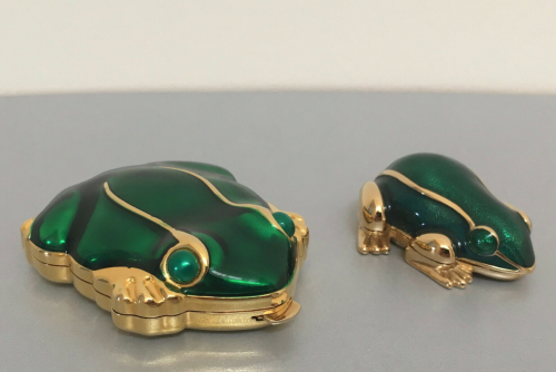 houliwife:YES. may i introduce you to the estée lauder froggy perfume compacts