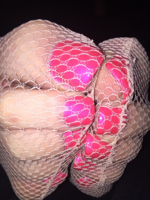 madisonsfeets:Toes in nude fishnets:)