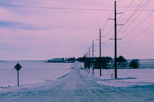 fadingsounds-ofyrlife:empty snowy roads