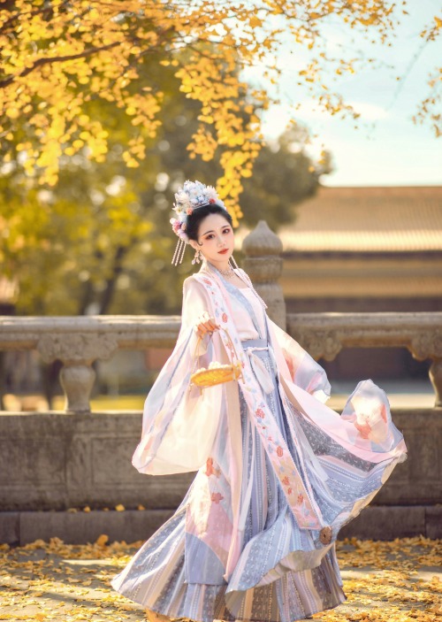 ziseviolet:Chinese hanfu in Song dynasty-style.