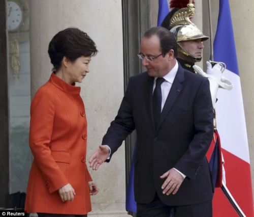 monobeartheater: jeedies: roooothakers: tastefullyoffensive: The President of France Getting Left Ha