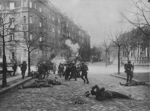 colonel-kurtz-official:Members of the Freikorps in a street battle with members of the KPD during th