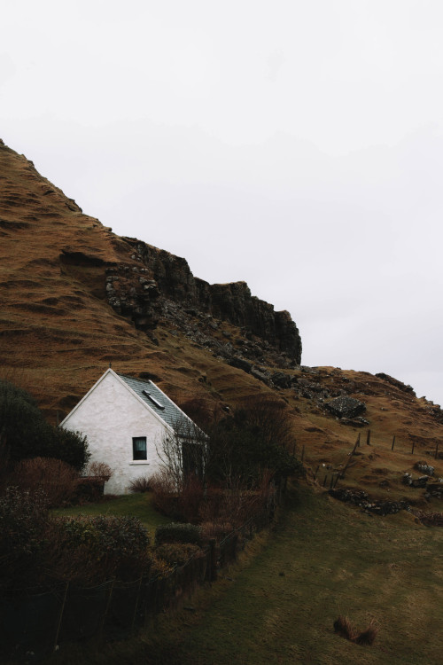sommerlanding: eumoirxus:Cottage on top of the sea. send me a <3 if you want me to check out your