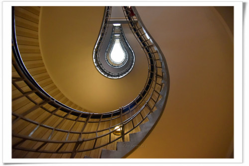 燈泡?旋轉樓梯? / The Lightbulb Staircase, Prague by 李英嘉_JerryLi1212 flic.kr/p/2irvaxw