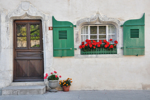 (via Gruyeres, a photo from Fribourg, West | TrekEarth)Gruyeres, Switzerland