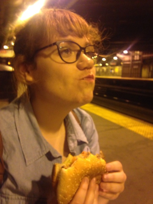 baiser7cette:here’s me eating a cheeseburger in an empty train station
