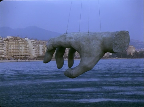 365filmsbyauroranocte:Landscape in the Mist (Theodoros Angelopoulos, 1988) just another day in Thess