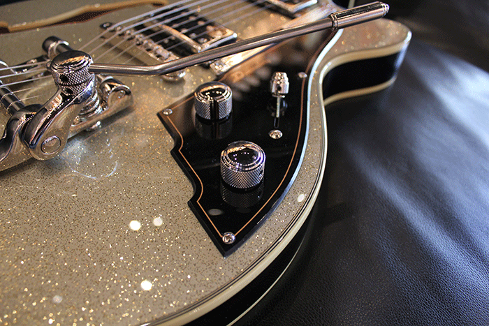 metalmage:  glorifiedguitars:  Duesenberg Starplayer TV III Silver Sparkle  [Source: