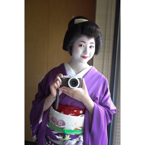 oiran-geisha: The geiko Satsuki promoting camera for the Leica store of Kyoto.(Taken by Leica Store 