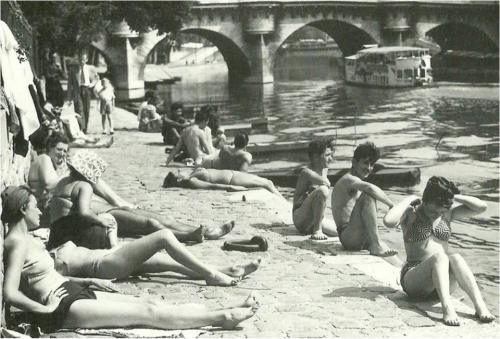 Porn photo En 1950, sur les quais près du Pont Neuf.
