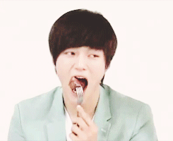 eteru:  7/∞ reasons to love Kim myungsoo → his eating is the most precious thing