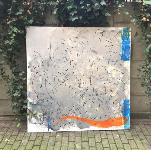 #netherlandsart #artthehague #kabk #stopontheway #leaning #murgröna #plate #blue #orange #offramp #o