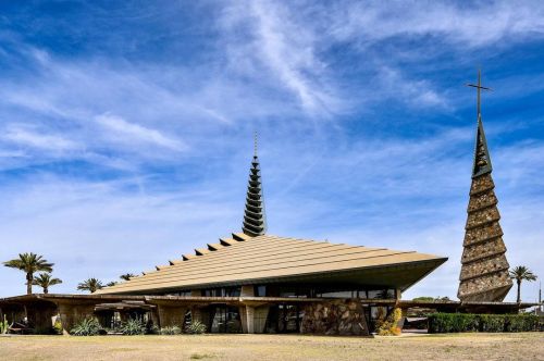 Starship destroyer ready for flight. #franklloydwright #architecture #architecturephotography #first