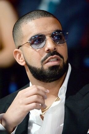 yourfavoritemales:  daddy was looking scrumptious at the ama’s