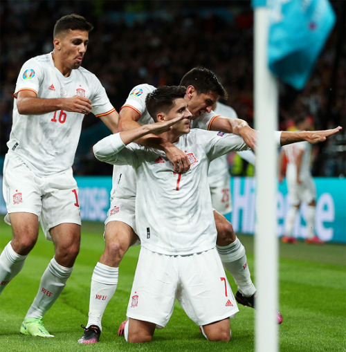Alvaro Morata celebrates his goal during the match vs. Italy