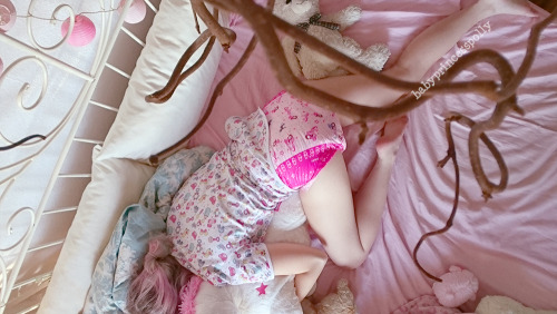babyprincesspolly:  nap time for the lil baby princess 💖 zZzzZzz… onsie from @onesiesdownunder 