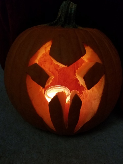 fluffy-keef:Voltron themed pumpkins!