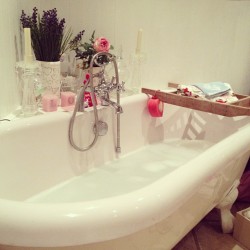 dirtylittlechemist:  I need this bath in my life  agreed 😻