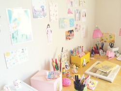 theskinnyartist:  Okay okay! This is it! These are the last pictures of my desk i promise! It just looked so nice today with all the sunlight coming through the window :) You can see some of Kendra&rsquo;s work, Mel Stringer&rsquo;s work (a must have