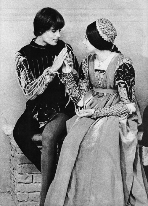 fuckyeahcostumedramas:Olivia Hussey & Leonard Whiting in ‘Romeo and Juliet’ (1968).