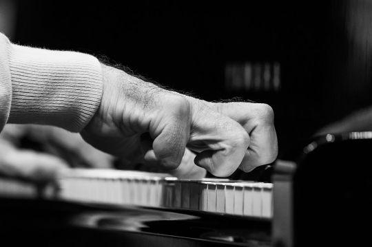 bethanyactually:  cringecontrol:urbanfantasyinspiration:overlord-puffin:  nowthisnews:Thanks to a pair of a bionic gloves, this 80-year-old classical pianist can finally play the piano again. The maestro, João Carlos Martins, had lost dexterity in his