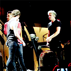 niallerlouis:  Niall and Louis take it upon themselves to fix their WMYB formation