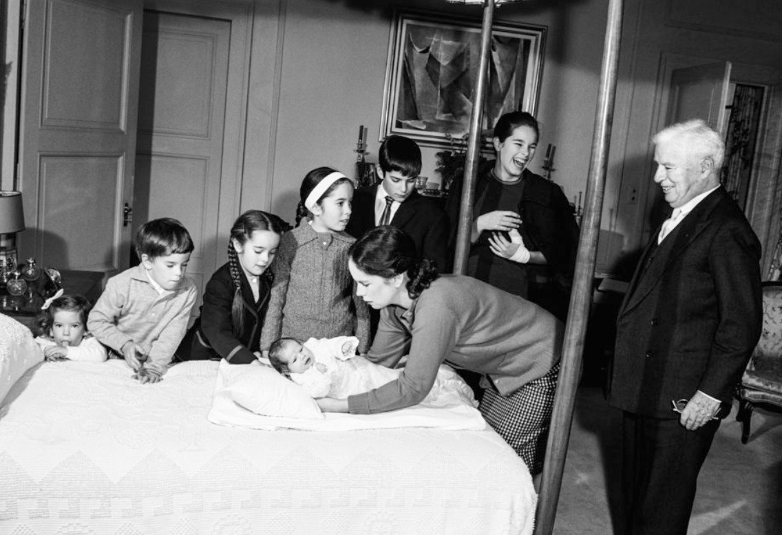 chaplin-images-videos:
“Charlie Chaplin family - Manoir de Ban Corsier-sur-Vevey (switzerland)
”
Charlie Chaplin, wife Oona, and their children Geraldine, Michael, Josephine, Victoria, Eugene, Jane and newborn Annette born December 1959. Two and half...